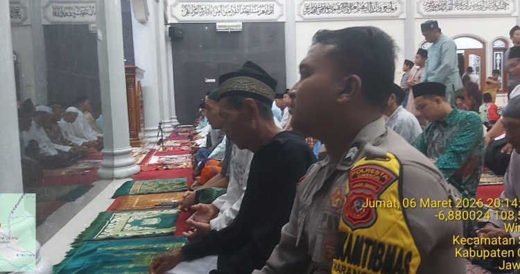 Bhabinkamtibmas Desa Karangwuni Polsek Sedong Laksanakan Sholat Tarawih Berjamaah Bersama Warga