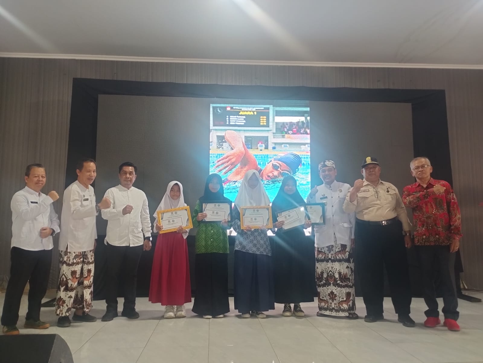 Pemerintah Desa Karangwuni Beri Penghargaan Siswa Berprestasi di Tingkat Kabupaten Cirebon